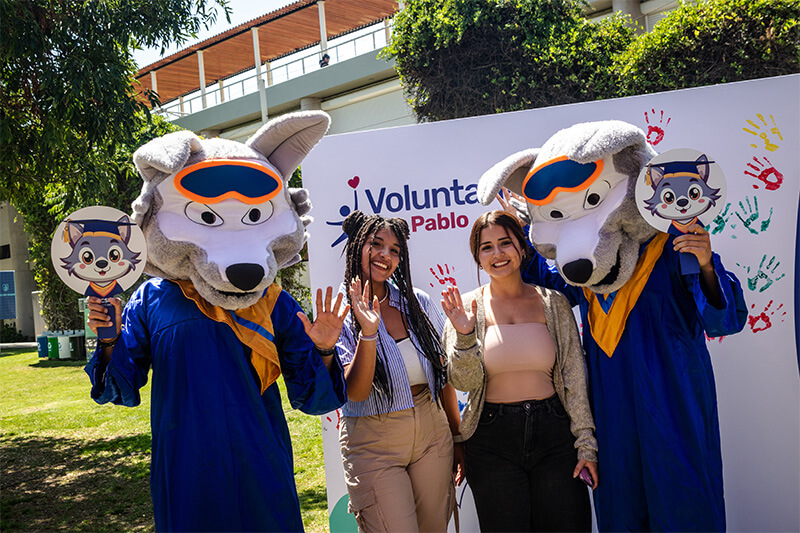 alumnos en feria voluntariado san pablo 2025-b