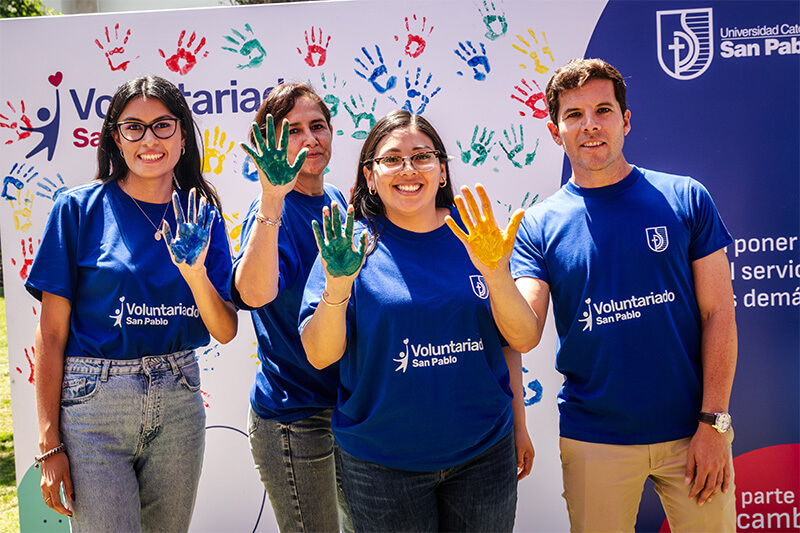 alumnos en feria voluntariado san pablo 2025-d